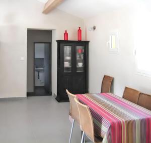 Maison charmante avec jacuzzi et vue sur montagne à Sartène