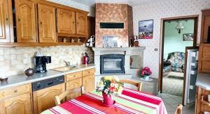 Maison confortable à Saint-Laurent-de-Cuves avec jardin