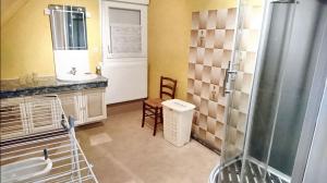 Maison confortable à Saint-Laurent-de-Cuves avec jardin