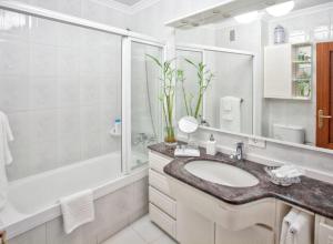 Spacious Apartment in Malpica with Sea and Mountain Views - 110 m²