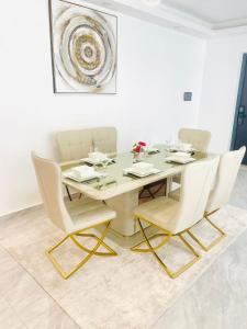 executive vibrant view three bedroom apartment with swimming pool,mordern equipped gym free parking space and, child play area and comforting rooftop with city views