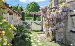 Maisons de vacances Maison de charme a Sigogne, proche de Cognac, barbecue inclus. : photos des chambres