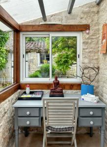 Maisons de vacances Maison de charme a Sigogne, proche de Cognac, barbecue inclus. : photos des chambres