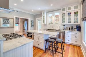 Historic Lady Renovated-Half Mile Walk to DT-Beach 3 Mi-Optional Guesthouse