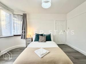 Wembley Large 4-Bedroom House, Driveway and Garden
