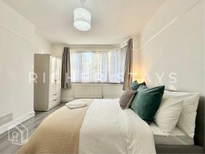 Wembley Large 4-Bedroom House, Driveway and Garden