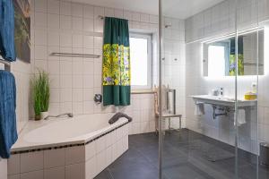 Sieben Zimmer & Ein Tisch