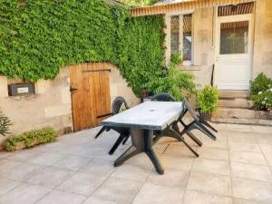 Chaleureuse Maison de Campagne avec Terrasse et Cheminée - Langeais