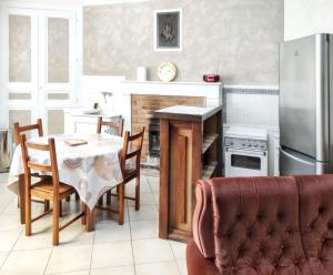 Maisons de vacances Chaleureuse Maison de Campagne avec Terrasse et Cheminee : photos des chambres