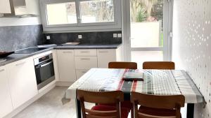 Maisons de vacances Maison moderne a Saint-Pol-de-Leon avec jardin prive : photos des chambres