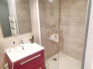 Maisons de vacances Maison moderne a Saint-Pol-de-Leon avec jardin prive : photos des chambres