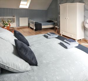 Maisons de vacances Maison charmante a La Chapelle-Saint-Martin-en-Plaine avec jardin : photos des chambres