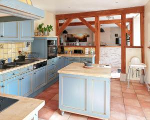 Maisons de vacances Maison charmante a La Chapelle-Saint-Martin-en-Plaine avec jardin : photos des chambres