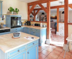 Maisons de vacances Maison charmante a La Chapelle-Saint-Martin-en-Plaine avec jardin : photos des chambres