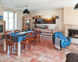 Maisons de vacances Maison charmante a La Chapelle-Saint-Martin-en-Plaine avec jardin : photos des chambres