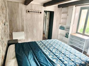 Maisons de vacances Maison charmante a Sauveterre avec piscine privee : photos des chambres
