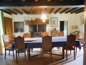 Maisons de vacances Maison chaleureuse a Terres-de-Haute-Charente avec jardin : photos des chambres