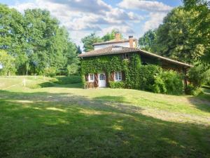Maisons de vacances Maison chaleureuse a Terres-de-Haute-Charente avec jardin : photos des chambres