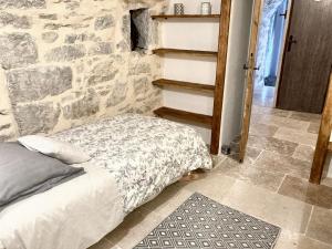 Maisons de vacances Maison accueillante a Saint-Andre-de-Cruzieres avec piscine partagee : photos des chambres