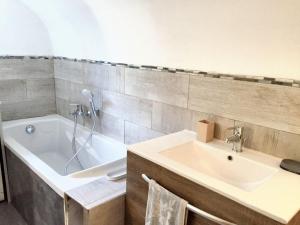 Maisons de vacances Maison accueillante a Saint-Andre-de-Cruzieres avec piscine partagee : photos des chambres