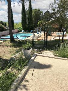 Maisons de vacances Maison accueillante a Saint-Andre-de-Cruzieres avec piscine partagee : photos des chambres