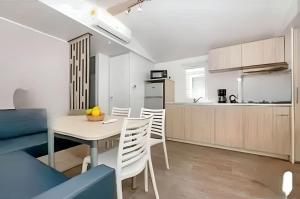 Maisons de vacances Bungalow confortable a Nans-les-Pins avec piscine partagee : photos des chambres