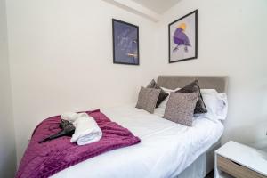 Stylish 3-Bed Swansea Home with WiFi & Kitchen