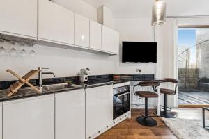 Modern Designed 2 bed Penthouse Apt Sleeps Five