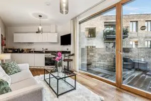 Modern Designed 2 bed Penthouse Apt Sleeps Five - London