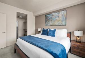 Stunning 1BD Pool, Htub, Gym Near Convention Centre