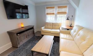 Palm View - Lovingly Renovated - 3 KINGS Half Mile Stroll to Historic DT - Beach just 3 Miles