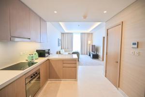 Luxury 1-BR with Stunning Views in Palm Tower by Luxe Shortlet