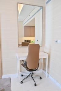 Luxury 1-BR with Stunning Views in Palm Tower by Luxe Shortlet