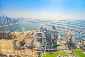 Luxury 1-BR with Stunning Views in Palm Tower by Luxe Shortlet