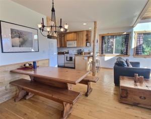 `Elk Ridge` | Hot tub, Wifi, Roku, Close to town.