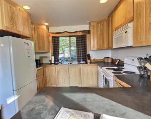 `Elk Ridge` | Hot tub, Wifi, Roku, Close to town.