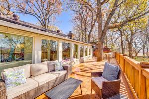 1 Mi to Dtwn Fayetteville: Home w Fenced Yard