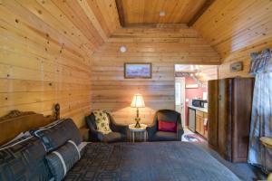 Walk to Trails and Butte Creek Cozy Retreat with Deck