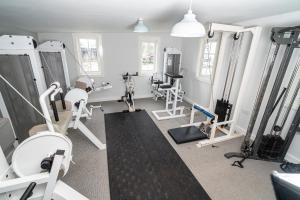 -- Huge -- 5-bedroom home & Private Gym by Tailored Accommodation