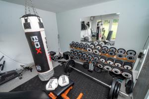 -- Huge -- 5-bedroom home & Private Gym by Tailored Accommodation