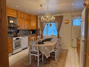 Lakefront Villa AINOLA, 55 km from Rovaniemi