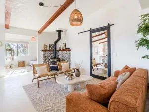 Stunning Mountain View Desert Home, Fire Pit, BBQ - Morongo Valley