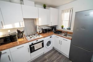 A Swansea Getaway - 3 Bedroom Home with Hot Tub