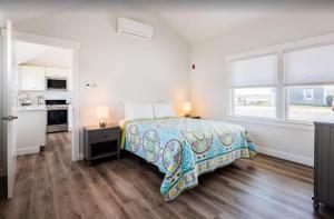 Waters edge renovated Condo with Marina Views