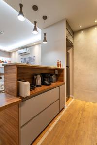 Apto Moderno com Ar e Wi Fi a 2 Minutos da Praia de Copacabana