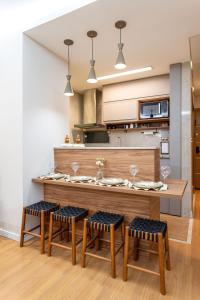 Apto Moderno com Ar e Wi Fi a 2 Minutos da Praia de Copacabana