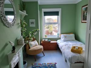 Salisbury Sanctuary nr City w Garden & Parking