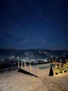 Under Sky Slavske - Котеджі з Теплим басейном ,чаном-джакузі, панорамною ванною та PlayStation 5