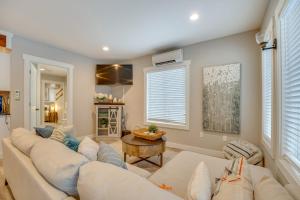 2 Blocks to Downtown Chelan Home with Hot Tub!