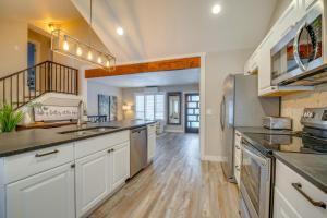 2 Blocks to Downtown Chelan Home with Hot Tub!